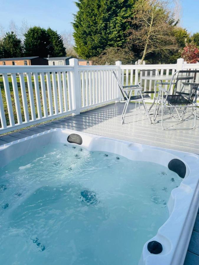 Brians Lodge With Hot Tub Поклінґтон Екстер'єр фото